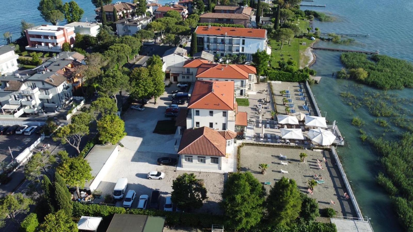 Hotel Villa Trieste Сірміоне Екстер'єр фото