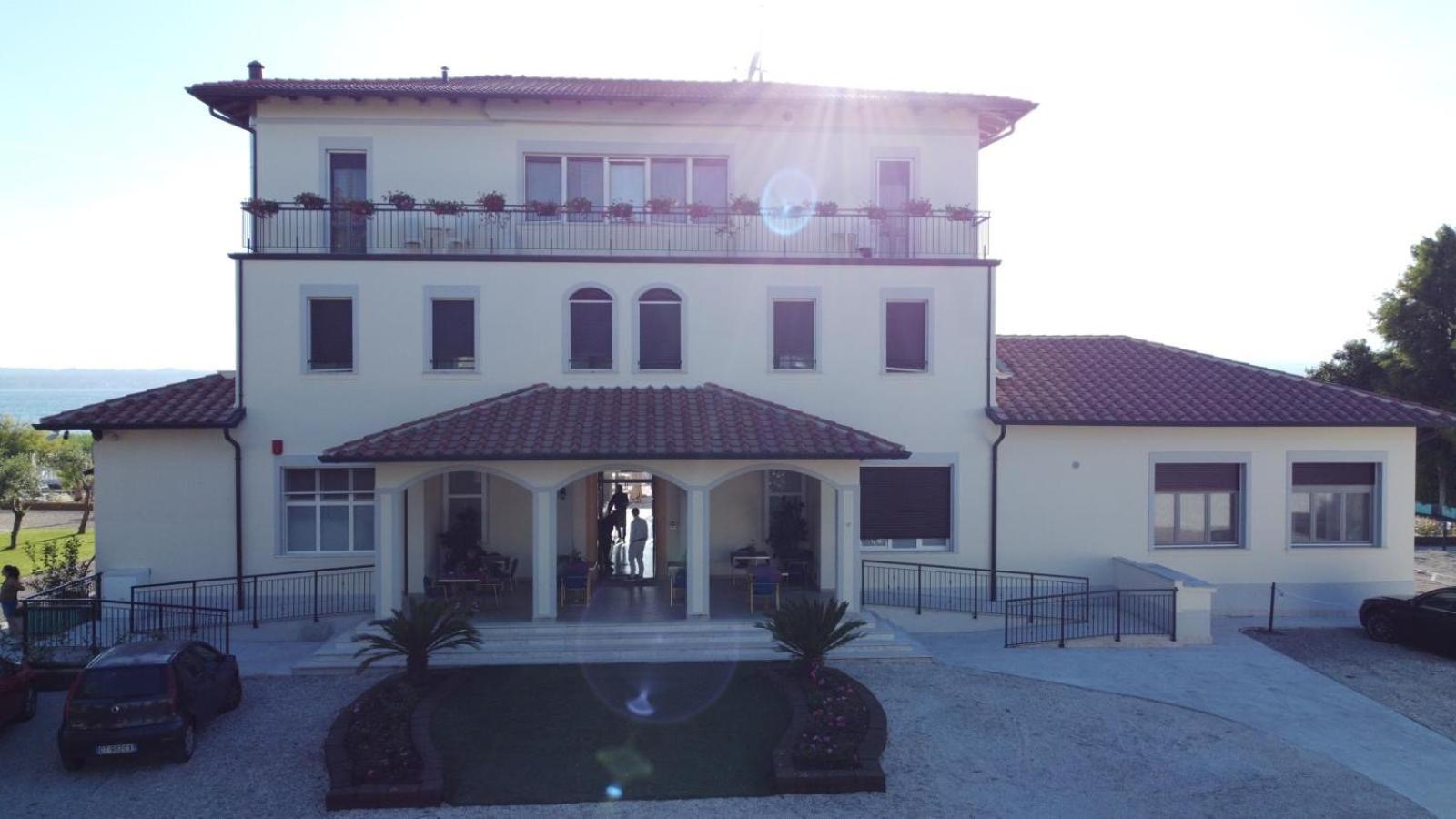 Hotel Villa Trieste Сірміоне Екстер'єр фото